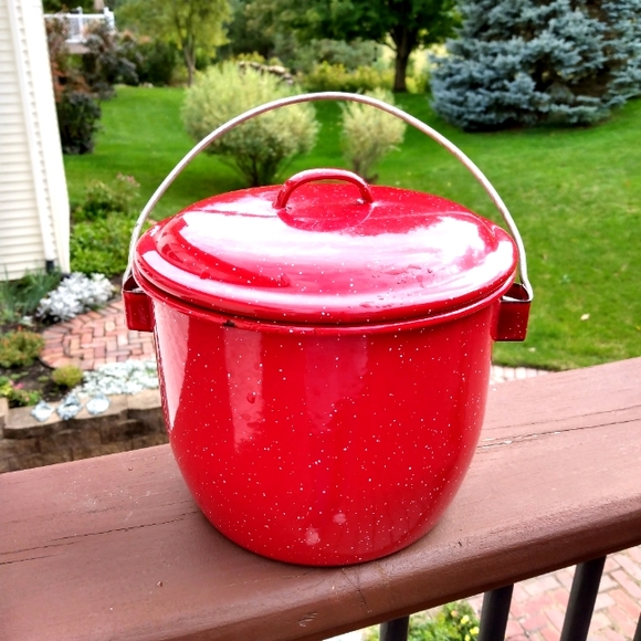 Other - Vintage enamelware pot with handle 6 X 7"